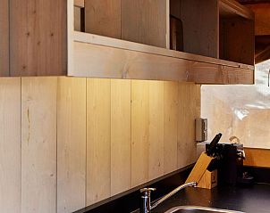 Moderne keuken in Glamping Safari Siroco Premium, Conil de la Frontera, met houten afwerking en stijlvolle inrichting.