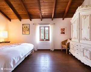 Gezellige slaapkamer in Finca Las Nuevas, Casa Carmen, vakantiehuis in lora, Andalusi, met houten plafond en uitzicht op de natuur.