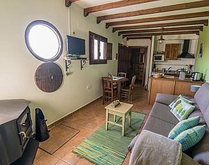 Gezellige woonkamer van Vakantiehuisje in Drcal, Andalusi, met rustieke inrichting en moderne faciliteiten.