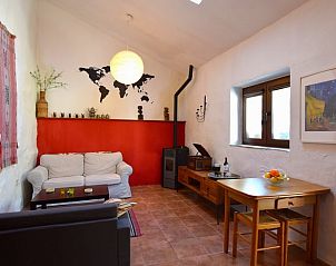 Gezellige woonkamer in Vakantiehuisje in Alfarnatejo, Andalusi met comfortabele zithoek en sfeervolle inrichting.