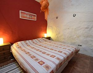 Gezellige slaapkamer in Vakantiehuisje in Alfarnatejo, Andalusi, perfect voor een ontspannen verblijf in Spanje.