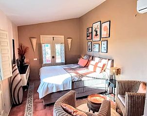 Gezellige slaapkamer in Vakantiehuis in Sedella, Andalusi. Comfort en stijl in een charmant bed and breakfast in Spanje.