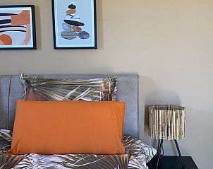 Gezellige slaapkamer in Vakantiehuis in Sedella, Andalusi met kunst en moderne inrichting voor een ontspannen verblijf.