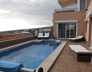 Ontspan bij het zwembad van Casa Alex, een bed and breakfast in Adeje, Canarische Eilanden, met prachtig uitzicht over de omgeving.