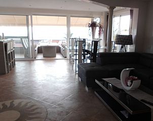 Luxe binnenruimte van Casa Alex, een bed and breakfast in Adeje, Canarische Eilanden, met moderne inrichting en ruim terras.