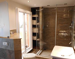 Luxe badkamer in Casa Alex, een bed and breakfast in Adeje, Canarische Eilanden, met moderne voorzieningen en een stijlvolle douche.