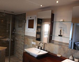 Luxe badkamer in Casa Alex, een stijlvolle bed and breakfast in Adeje, Canarische Eilanden, Spanje.