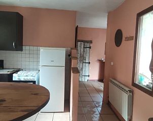 Gezellige keuken in Forest Edge vakantiehuis, Tivissa, Cataloni, met rustieke houten elementen en moderne apparatuur.