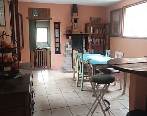 Gezellige eetruimte in Forest Edge vakantiehuis, Tivissa, Cataloni, met rustieke inrichting en veel natuurlijk licht.