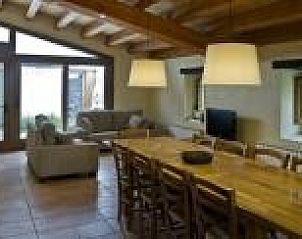 Gezellige binnenruimte in Torre de Mejanell, vakantiehuis in Estaras, Cataloni, Spanje, met houten balken en ruime eethoek.