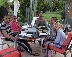 Geniet van een ontspannen maaltijd op het terras van B & B -Minicamping Casa Bruinsma in El Realengo, Costa Blanca, Spanje.