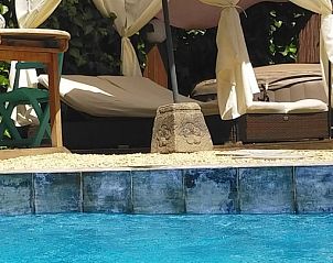 Ontspan in de privjacuzzi van Casa Francesca, een vakantiehuis in Altea, Costa Blanca, Spanje, omgeven door weelderige natuur.