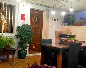 Gezellige patio van Casa Eline Altea, vakantiehuis in Altea, Costa Blanca, Spanje, met sfeervolle verlichting en groene planten.