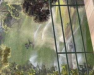 Uitzicht op groene tuin vanuit appartement Guillerma in Altea, Costa Blanca, Spanje, met weelderige natuur en sprankelende waterpartijen.