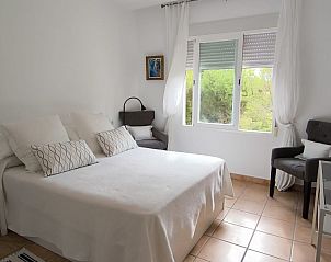 Sfeervolle slaapkamer in appartement Guillerma, Altea, Costa Blanca, Spanje met uitzicht op groene omgeving.