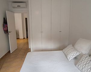 Slaapkamer van appartement Guillerma in Altea, Costa Blanca met comfortabele bedden en ruime kledingkast.