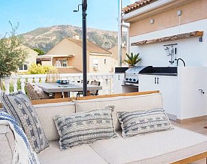 Ontspan op het zonnige terras van Casa Nar, een vakantieappartement in Albir, Costa Blanca, met prachtig uitzicht op de bergen.