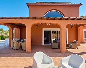 Geniet van de ruime veranda van Casa Solera in Busot, Costa Blanca, perfect voor ontspannen buitenavonden.