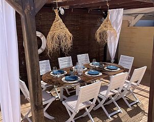 Ontspan op het schaduwrijke terras van de prachtige vakantievilla met zwembad in Busot, Costa Blanca, Spanje.