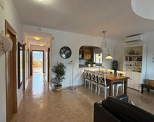 Ruime woonkamer van Villa Casa Wely in Busot, Costa Blanca, Spanje, met moderne inrichting en veel natuurlijk licht.