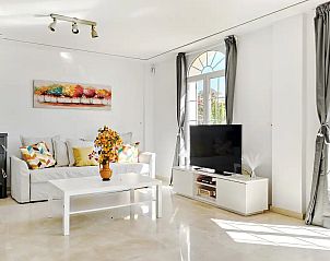 Lichte woonkamer van Butterfly Villa in Aspe, Costa Blanca, vakantiehuis met moderne inrichting en grote ramen.