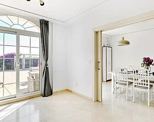 Lichte eetkamer met terraszicht in Butterfly Villa, vakantiehuis in Aspe, Costa Blanca, Spanje.