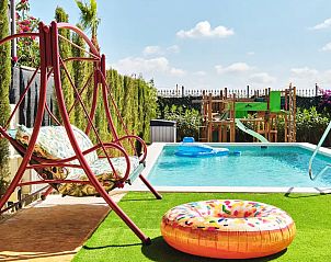 Ontspan bij het zwembad van Butterfly Villa, vakantiehuis in Aspe, Costa Blanca. Geniet van de speeltuin en zonnige omgeving.