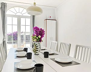 Stijlvolle eetkamer in Butterfly Villa, vakantiehuis in Aspe, Costa Blanca met uitzicht op terras en bloemen.