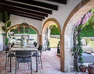 Geniet van de charmante veranda bij Casa Roca in Jvea, een prachtig vakantiehuis aan de Costa Blanca, Spanje.