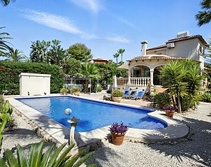 Geniet van de serene tuin en zwembad bij Villa Suenos, een prachtig vakantiehuis in Jvea, Costa Blanca, Spanje.
