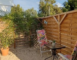 Gezellig terras bij Casita Fuente in El Altet, Costa Blanca, perfect voor een ontspannen vakantie in Spanje.