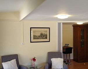 Gezellige zithoek in Casita Fuente, een appartement in El Altet, Costa Blanca, Spanje, met comfortabele stoelen en een rustgevende sfeer.