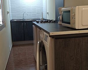 Moderne keuken van Casita Fuente in El Altet, Costa Blanca, Spanje, met alle gemakken voor een comfortabel verblijf.