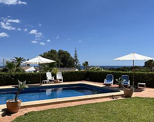 Ontspan bij het zwembad van de gezellige villa met zeezicht in Jvea, Costa Blanca. Geniet van het uitzicht op de Middellandse Zee.