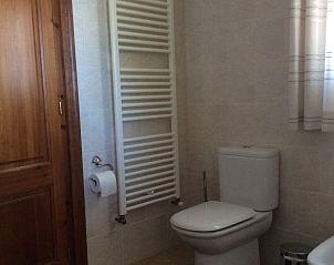 Moderne badkamer in gezellige villa met zeezicht in Jvea, Costa Blanca, Spanje, ideaal voor een ontspannen vakantie.