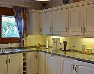 Moderne keuken in Gezellige villa met zeezicht, Jvea, Costa Blanca, Spanje, met ruime werkbladen en elegante kasten.
