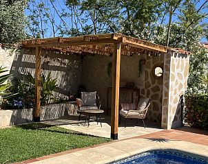 Ontspan op het terras van de gezellige villa met zeezicht in Jvea, Costa Blanca, Spanje, omringd door weelderige natuur.