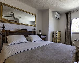 Gezellige slaapkamer in Casa Asombrosa, een bed and breakfast in Jvea, Costa Blanca, Spanje, met rustiek interieur en uitzicht op de tuin.