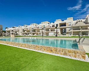 Geniet van het zwembad bij Area Beach 3 El Raso, een prachtig appartement in Guardamar del Segura, Costa Blanca, Spanje.
