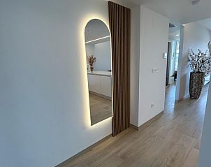 Moderne gang in Area Beach 3 'El Raso', appartement in Guardamar del Segura, Costa Blanca, Spanje met stijlvol interieurontwerp.