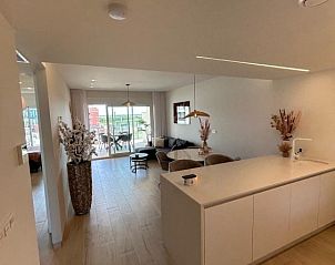 Moderne woonkamer in Area Beach 3 'El Raso', appartement in Guardamar del Segura, Costa Blanca, met ruim terras.