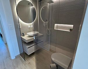 Moderne badkamer in Area Beach 3 'El Raso', appartement in Guardamar del Segura, Costa Blanca, Spanje.