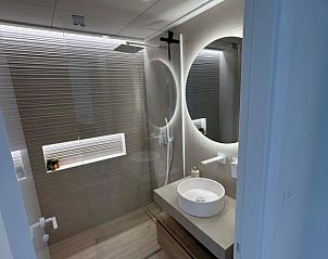 Stijlvolle badkamer in Area Beach 3 El Raso, appartement in Guardamar del Segura, Costa Blanca, Spanje.