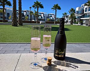 Genieen Sie Luxus in Oasis Beach X 106, einer Wohnung in Guardamar del Segura, mit Sonnenterrasse und Sekt.
