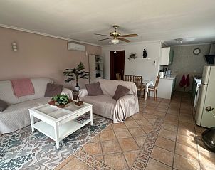 Gezellige woonkamer van Casita Rena, vakantiehuis in Orihuela, Costa Blanca, met comfortabele inrichting en uitzicht op de tuin.