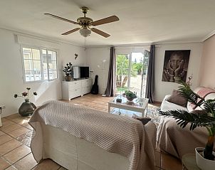 Gezellige woonkamer in Casita Rena, vakantiehuis in Orihuela, Costa Blanca, met uitzicht op de tuin.