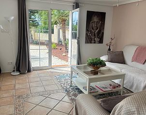Gezellige keuken in vakantiehuis Casita Rena, Orihuela, Costa Blanca met eethoek en uitzicht op de tuin.