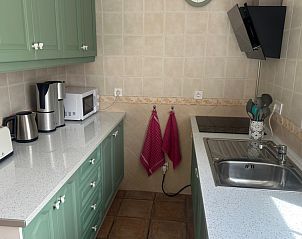 Ontspan in de serene slaapkamer van vakantiehuis Casita Rena in Orihuela, Costa Blanca, met rustgevende inrichting en comfortabele bedden.