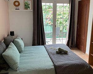 Moderne badkamer in vakantiehuis Casita Rena, Orihuela, Costa Blanca, met stijlvolle wastafel en glazen wand.
