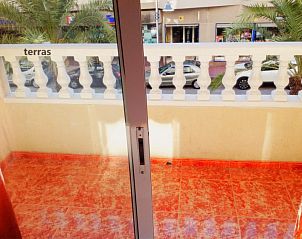 Ingang van appartement Costa Blanca in Torrevieja, Spanje, met stijlvolle hal en moderne afwerking.